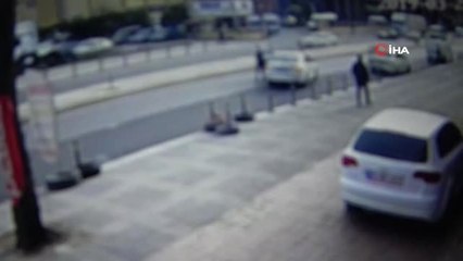 Pendik'te Park Halindeki Araca Hızla Çarpan Araç Kamerada