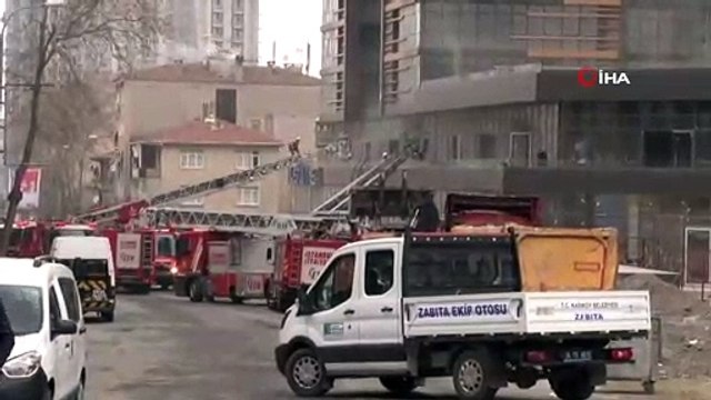 - Fikirtepe'de 24 katlı binada yangın çıktı. Yangın nedeniyle binanın çatısının çöktüğü iddia edildi. İtfaiyenin müdahalesi devam ediyor.