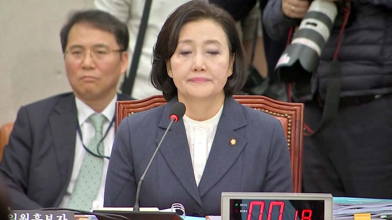 '평창 패딩' 논란...野 "빌려준 의원 밝혀야" vs 박영선 "프라이버시" / YTN