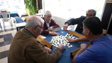 Üniversiteli gençler kahvehanedeki vatandaşı kütüphaneye davet etti - İSTANBUL
