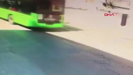 Denizli Yola Fırlayan Yavru Köpeği Belediye Otobüsü Ezdi