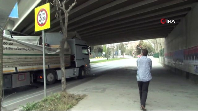Bakırköy'de bir tır ve bir tur otobüsü tren alt geçidine takıldı. İtfaiye ekipleri otobüsü sıkıştığı yerden kurtarırken, tırı kurtarma çalışmaları sürüyor. Yaşanan kaza nedeniyle bölgede trafik yoğunluğu oluştu.