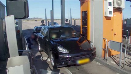 Pinchaban las ruedas de turistas para después robarles