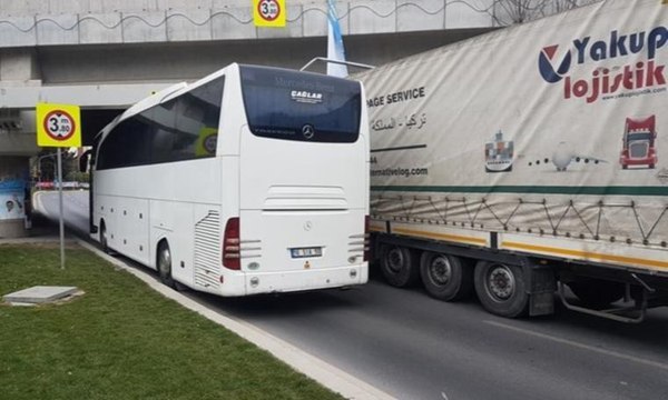 Ataköy'de TIR ve otobüs üst geçide sıkıştı
