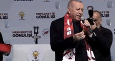 Erdoğan, Bolu'da Bir Aşk Hikayesi Şarkısı Eşliğinde Vatandaşlara Gül Attı