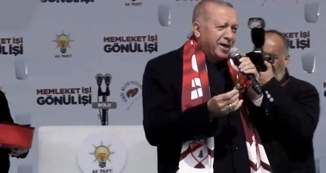 Erdoğan, Bolu'da Bir Aşk Hikayesi Şarkısı Eşliğinde Vatandaşlara Gül Attı