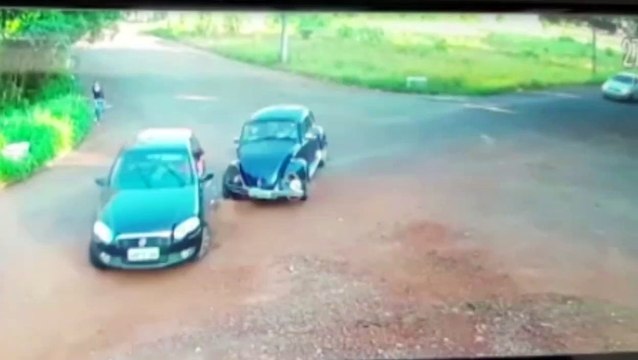 Câmera mostra forte colisão de trânsito entre dois carros no Pq. São Paulo