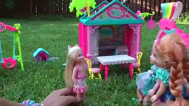 Toboggan, Balançoire Et Des Barres De Singe Jouer ! ELSA & ANNA les tout-petits jouent dans la cour de récréation