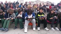 Meydanda Kitap Okudular