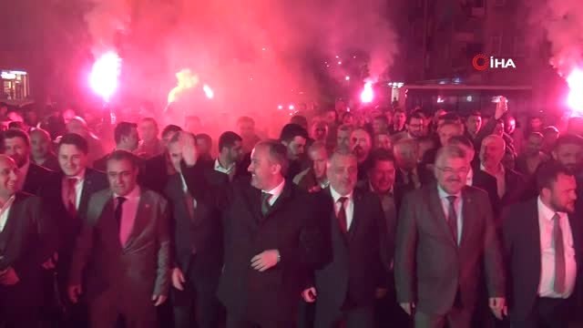 İnegöl Alinur Aktaş'ı Bağrına Bastı: Bir Kere Bile Fuara Gelmeyenler 'Mobilyayı Marka Yapacağız'...