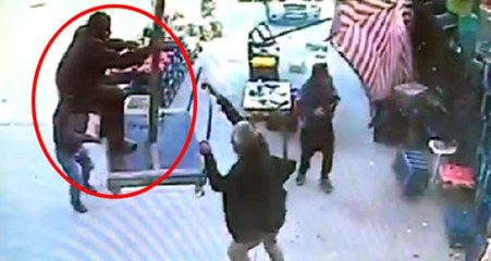 Hal İşçisi, Hortumda Ağırlık Olsun Diye Tuttuğu Şemsiye ile Birlikte Uçtu