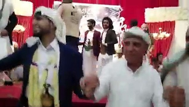 رقصت الفنان صلاح الاخفش وغناء الفنان احمد المناخي