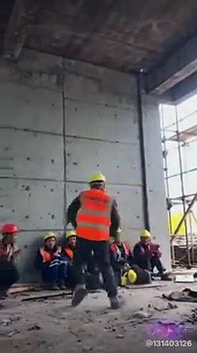 Ce talentueux constructeur danse magnifiquement durant sa pause de travail