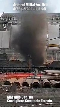 Puglia: inquietante tromba d’aria di veleno a Taranto, un vortice di polvere sulla città mentre i cittadini continuano a morire di tumore