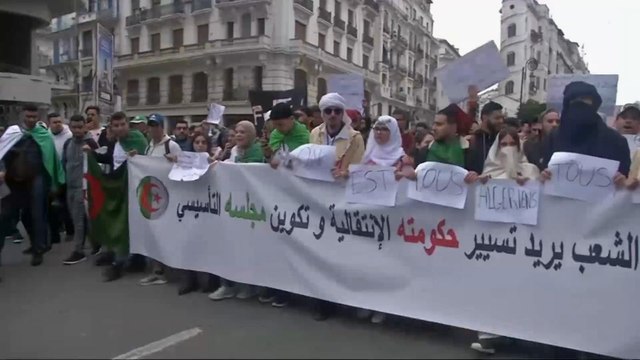 تداعيات المطالبة بتفعيل المادة 102 من الدستور الجزائري