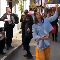 Demet Özdemir Erkenci kuş setinde göbek attı!!!