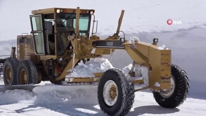 Van-Bahçesaray karayolunda karla mücadele