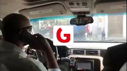 Vatandaşlar 'iktidarı ele geçirme' çağrısında bulunan darbeci Guaido'nun aracını tekmeledi