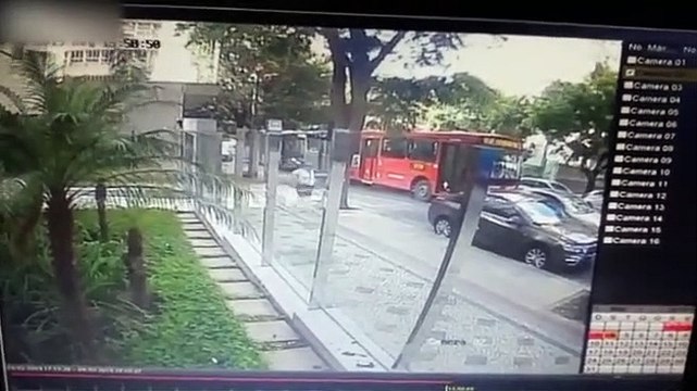 Une femme veut se cacher derrière une voiture pour faire ses besoins