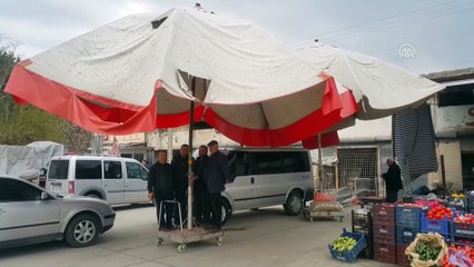 Şiddetli rüzgarda tutmaya çalıştığı şemsiyeyle havalandı - OSMANİYE