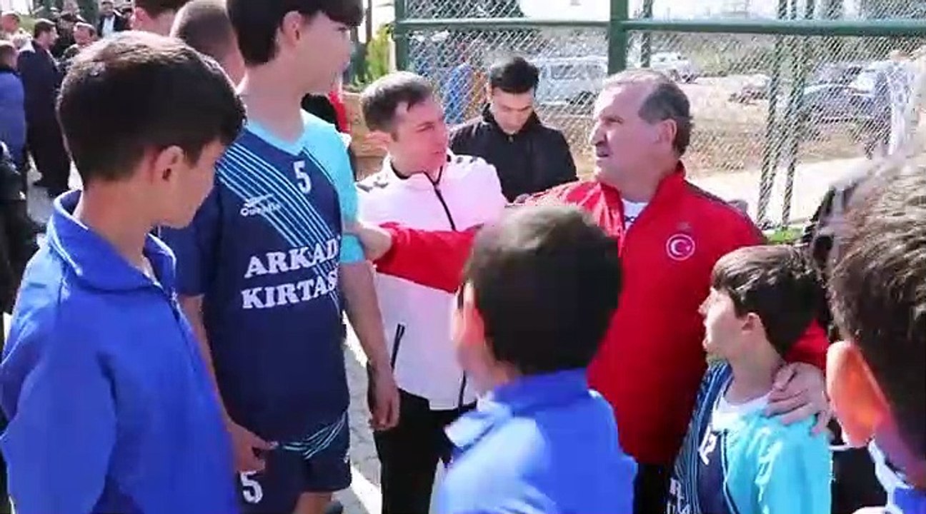 Bak gençlerle futbol oynadı