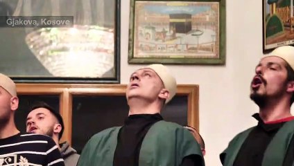 Les derviches des Balkans se percent la joue au printemps