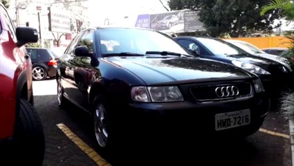 Carro é atingido por caminhonete em estacionamento e motorista reclama