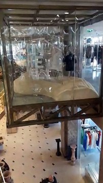 Visite de l'intérieur des Galeries Lafayette des Champs-Elysées