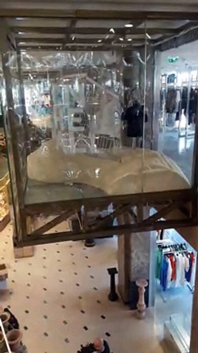 Visite de l'intérieur des Galeries Lafayette des Champs-Elysées