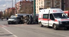 Ambulans ile Hafif Ticari Araç Çarpıştı: 5 Yaralı