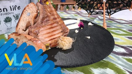 Chuletas de cerdo con cebollas caramelizadas y puré de coliflor | Venga la Alegría