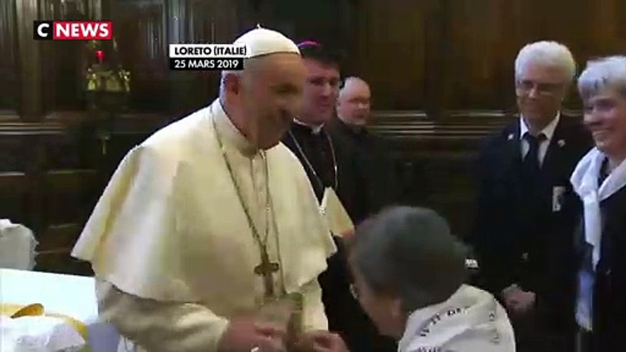 Le pape refuse que des fidèles embrassent l’anneau papal
