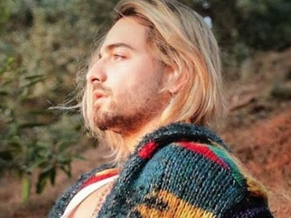 Maluma cambia de look y parece Kurt Cobain | Noticias con Zea