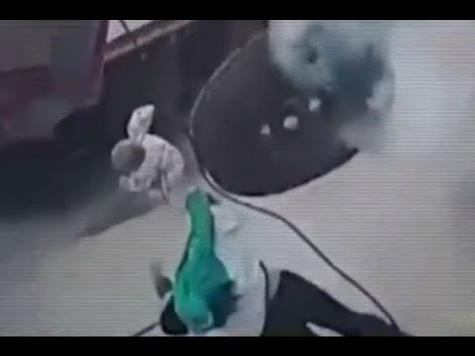 Explota llanta y le pega a mamá con su bebé; bebé sale volando | Noticias con Zea