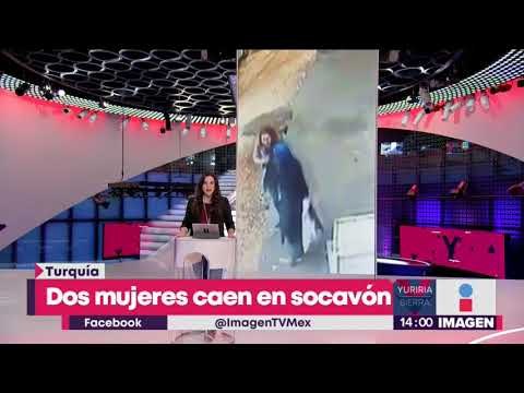 ¡Se las comió la tierra! Mujeres caen a socavón en la calle | Noticias con Yuriria Sierra