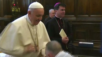 [영상] 반지 입맞춤하려다 '머쓱'...'교황의 손빼기' 논란 / YTN