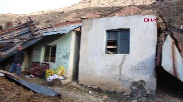 Erzurum Oltu'da Hortum Ahır ve Samanlık Çatısını Uçurdu