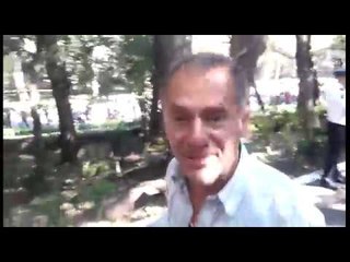 Hombre besa el piso de Los Pinos | Toma de posesión