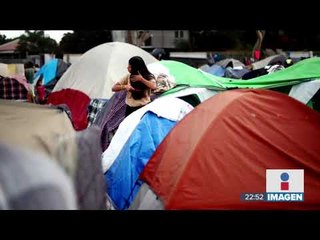Los migrantes en Tijuana duermen en un espacio rebasado | Noticias con Ciro