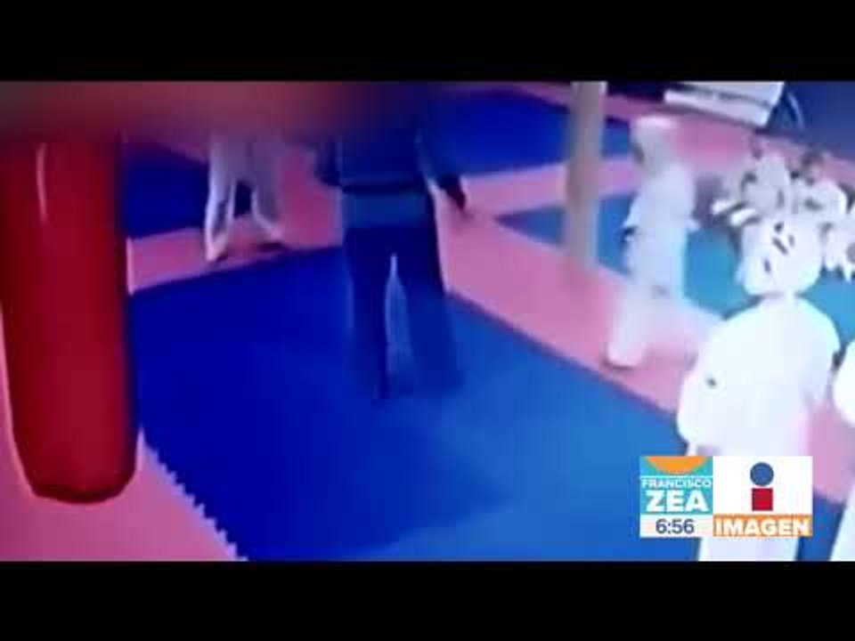 Entrenador de artes marciales patea a niño como...