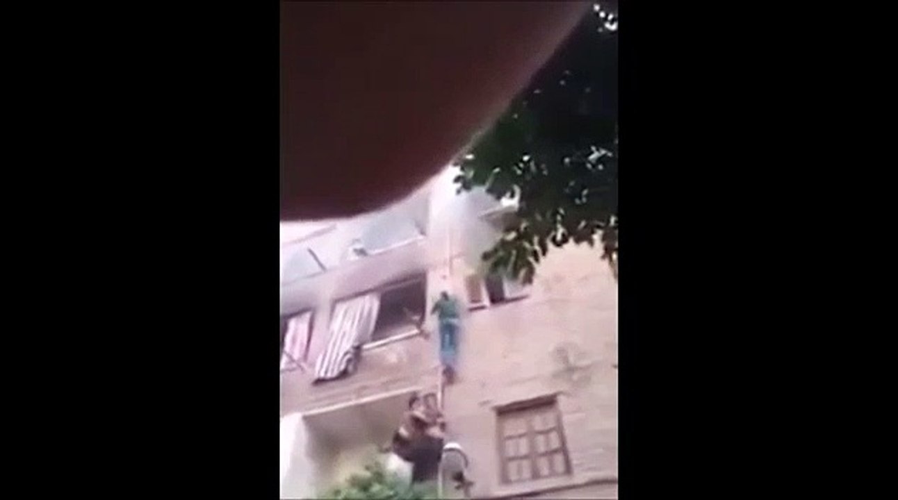 Il escalade 3 étages d'un immeuble pour sauver 3 enfants d'un appartement en feu