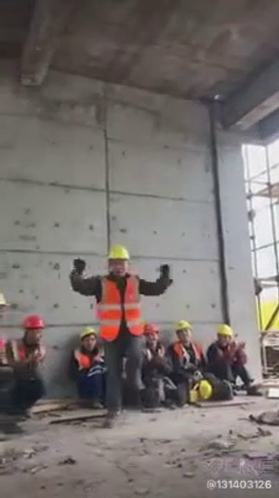 Cet ouvrier a un talent caché... Très bon danseur