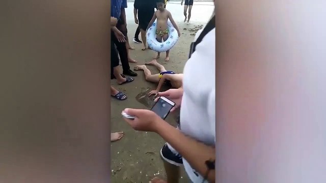 Ce touriste chinois vent de se faire piquer les parties par une raie... Douloureux