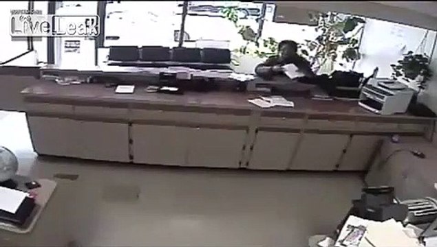 Un automobiliste tente une marche arrière pour se garer et oublie le pied sur l'accélérateur...