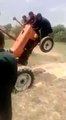 Faire une roue arrière avec un tracteur c'est possible.. Mais dangereux