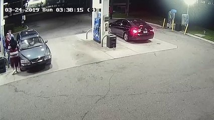 Cet idiot s'en prend à des Spring breakers dans une station service et va le regretter