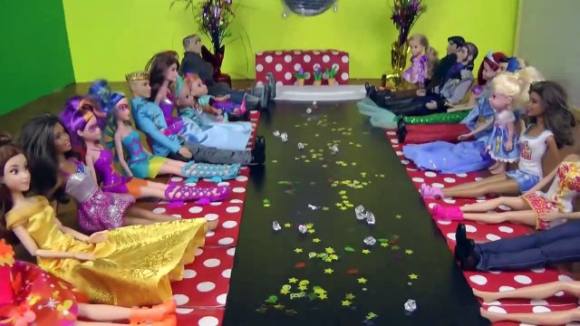 Défilé de MODE ! Elsa, Anna Et Raiponce. Belle, pétillante robes, de la musique et de plaisir!