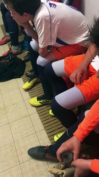 Mi-temps dans les vestiaires U15