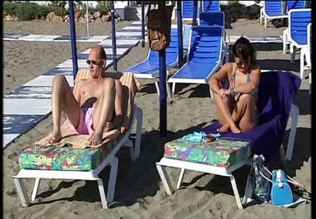 Los turistas llenan playas y terrazas de la costa