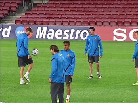 EL Barça se entrena en el Camp Nou